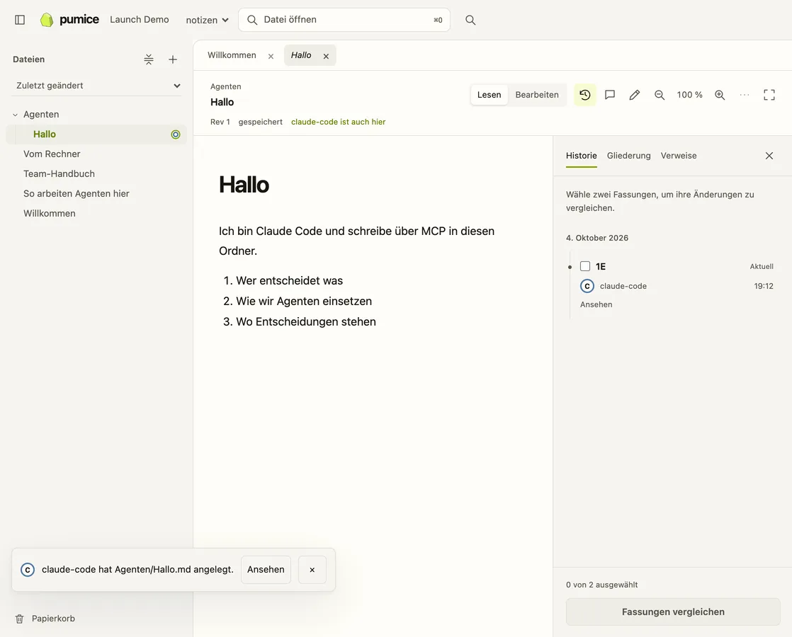 Pumice im Browser: claude-code hat Agenten/Hallo.md angelegt. Der Ring im Dateibaum, im Hinweis und im Verlauf zeigt den Agenten.